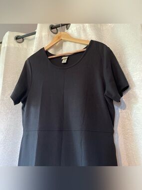L.L. Bean Black Short-Sleeve Scoop Neck Women's dress